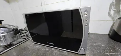 a microwave sitting on a counter in a kitchen at Diar Kamiliya Meknès in Meknès
