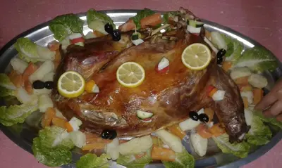 a plate of food with a chicken and vegetables at Hôtel La Vallée Des Oiseaux in Boumalne