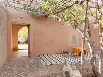 an empty room with a table and a tree at Ryad-IGRANE in Ouarzazate