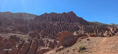a large rocky mountain in the desert at Camping Restaurant Pattes des singes in Aït Ougliff