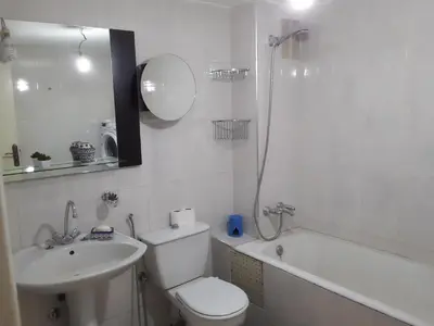 a bathroom with a toilet and a sink and a bath tub at grand apt climatisé et ensoleillé au centre de Fès in Fès