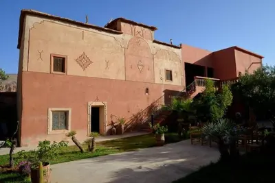 a large building with a staircase in front of it at kasbah De Alami hdida commune de ait ouassif kelaa mgouna tinghir in Kalaat MGouna