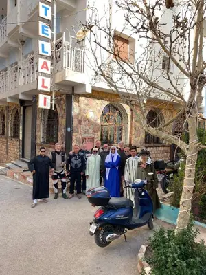 a group of people standing in front of a building at Hôtel Restaurant Ali in Midelt