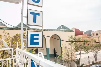 a sign on a building with a t sign on it at Hôtel Restaurant Ali in Midelt