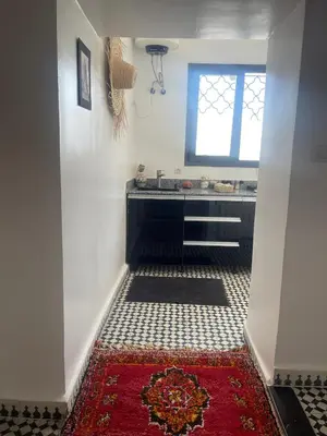 a hallway with a bathroom with a red rug at Studio Yasmine in Azrou
