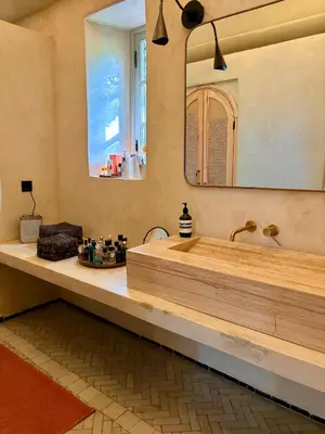 a large wooden tub in a bathroom with a mirror at Palais Danka in Sraïri