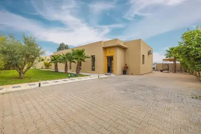 a building with a brick driveway in front of it at Villa de plain-pied avec piscine chauffée à Marrakech in Marrakech