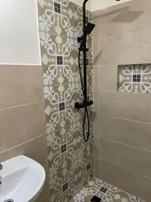 a bathroom with a shower with a toilet and a sink at Appartement équipé! in Ouarzazate