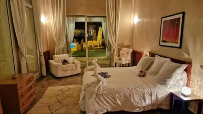 a bedroom with a bed with a bird on it at Villa Alcázar Marrakech in Had Abdallah Rhiat