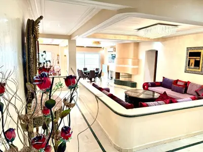 a living room with a couch and a table at Luxueux appartement Assouan centre-ville in Fès