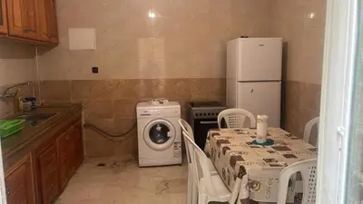a kitchen with a refrigerator and a washing machine at Très bel Apt Fès,3 ch dans un quartier trop chic bien placé in Fès