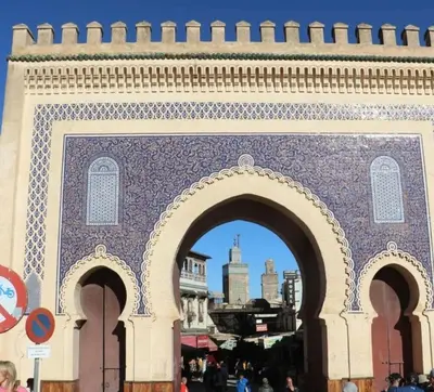 an archway in a building with a city in the background at Très bel Apt Fès,3 ch dans un quartier trop chic bien placé in Fès
