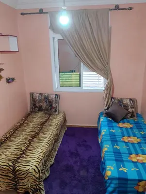 a bedroom with two beds and a window at شقة مفروشة بمكناس قرب مركز التسوق مرجان in Meknès