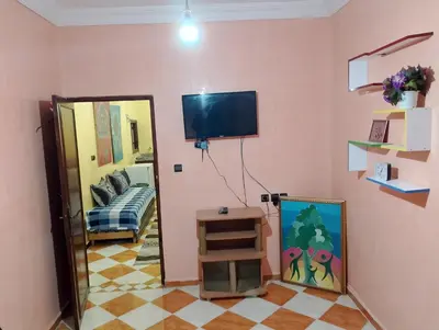 a living room with a tv and a mirror at شقة مفروشة بمكناس قرب مركز التسوق مرجان in Meknès