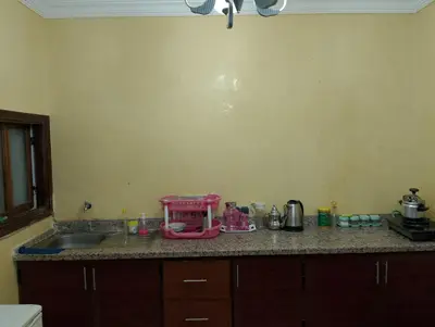 a kitchen counter with a sink and a pink appliance on it at شقة مفروشة بمكناس قرب مركز التسوق مرجان in Meknès