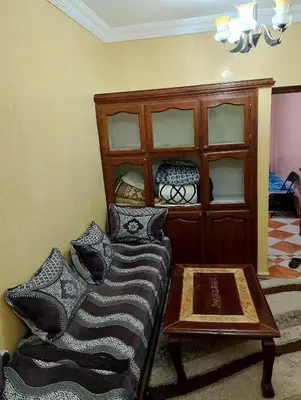 a living room with a couch and a table at شقة مفروشة بمكناس قرب مركز التسوق مرجان in Meknès
