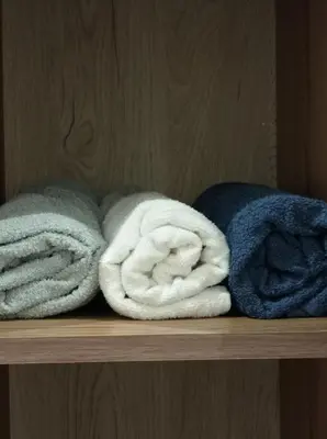 a couple of towels sitting on a shelf at Calme Climatisé Bien Situé Fibre 92Mbs à Bourmana in Fès