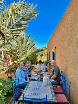 a group of people sitting at a table at Dar tata in Hassilabied