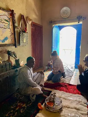 a group of people sitting on the floor in a room at Dar tata in Hassilabied