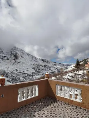 a balcony with a view of a snow covered mountain at Gîte Assonfo Tachdirt in Tacheddirt