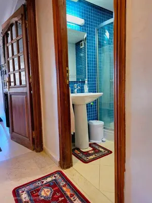 a bathroom with a sink and a mirror at Havre chic au cœur du centre-ville, à deux pas de la gare, espace généreux in Fès