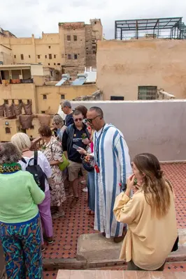 a group of people standing on top of a building at Marokkoreizen in Fès
