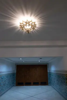 a chandelier hanging from a ceiling in a room at Marokkoreizen in Fès