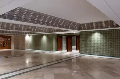 an empty room with green tiles on the walls at Marokkoreizen in Fès