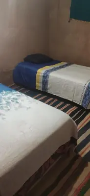 two twin beds in a room withthritisthritisthritisthritisthritisthritisthritisthritisthritis at auberge lac iriki in Foum Zguid