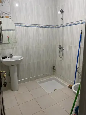 a bathroom with a sink and a shower at شقة للكراء اليومي in Azrou