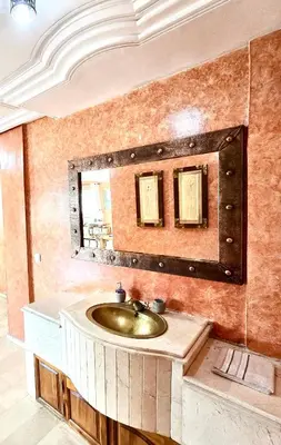 a bathroom with a sink and a mirror at Appartement centre-ville avec Wifi fibre optique in Fès