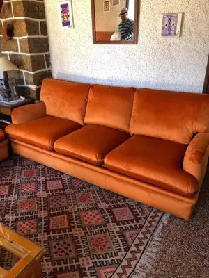 a brown leather couch sitting in a living room at Chalet Authentique Au Centre-Ville in Ifrane