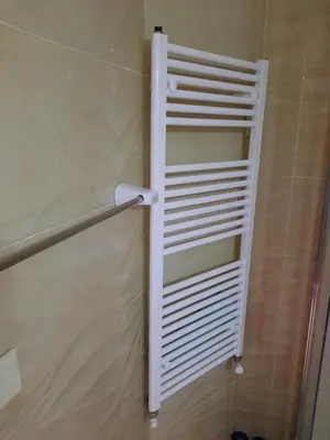 a white towel rack in a bathroom at appartement amira ifrane in Ifrane
