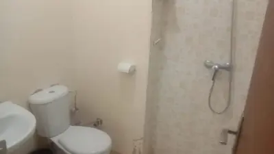 a small bathroom with a toilet and a shower at Vue Neige et Forêt Ifrane bien au chaud 3 pieces in Ifrane
