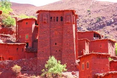 an old red brick building in the desert at Gite Megdaz Ouhadouch in Megdaz