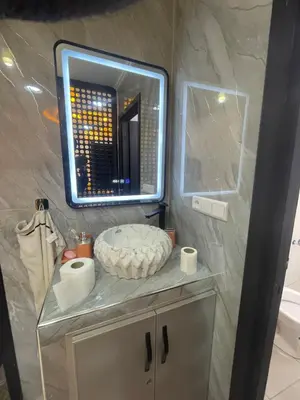 a bathroom with a mirror and a sink at Dans un bâtiment in Meknès