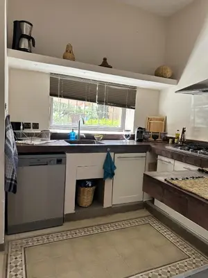 a kitchen with a sink and a window at Villa Hania 4 chambres avec piscine in Heddad