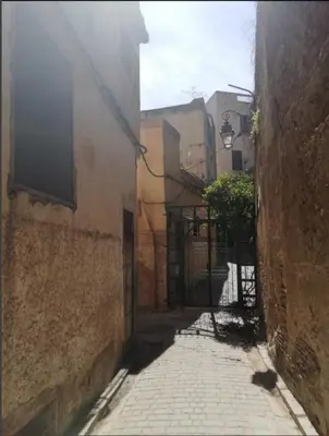 an alley between two buildings in an alley way at Appartement privé Medina in Fès
