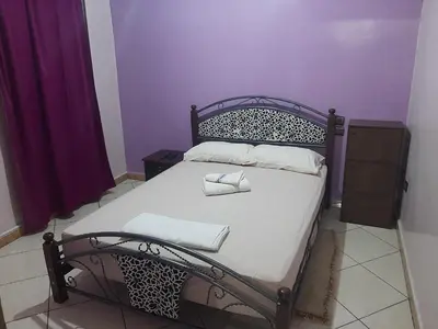 a bed in a room with purple walls at Appartement Fascinant à Meknès in Meknès