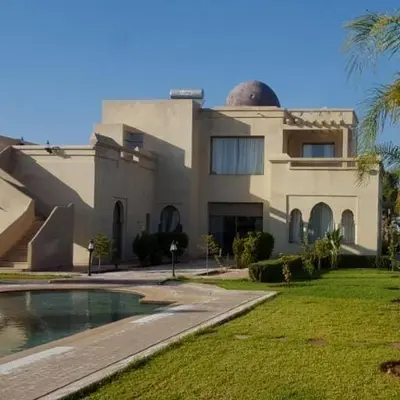 a large house with a swimming pool in front of it at Splendide Villa 5 chambres de luxe PRIVATISEE avec Cuisinière - Piscine chauffée - Jacuzzi & Hammam in Had Abdallah Rhiat
