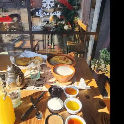a table with some food and drinks on it at Appartement familial confortable au centre ville in El Kelaa des Srarhna