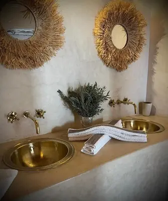 a bathroom with a sink and two mirrors on the wall at Villa les 3 Palmiers B&B in Jdiouat