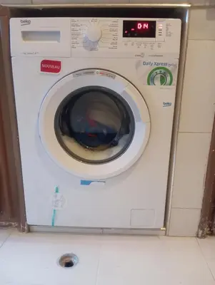 a washing machine in a room with a clock on it at Jana in Meknès