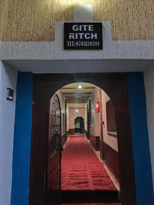 a hallway with a red carpet and a sign that reads gift right at Gite ritch in Rich