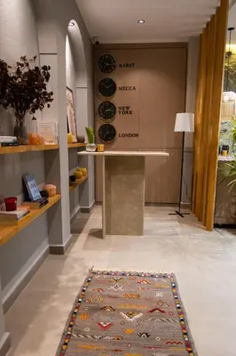 a lobby with a rug on the floor and a counter at Penthouse-fes in Fès