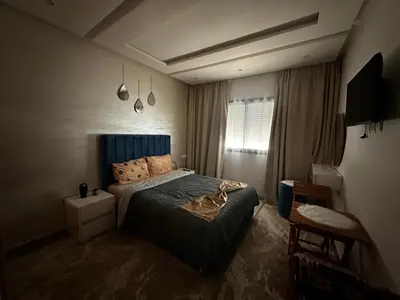 a small bedroom with a bed and a window at Appartement Familial Spacieux Confort et Tranquillité Assurés in Oulad Akkou