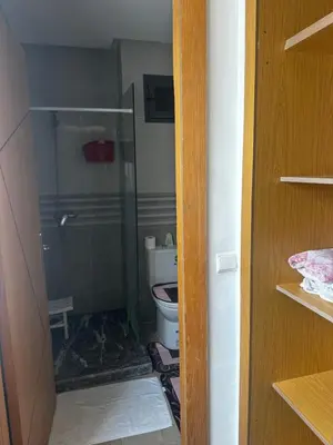 a small bathroom with a toilet in a room at Appartement Familial Spacieux Confort et Tranquillité Assurés in Oulad Akkou