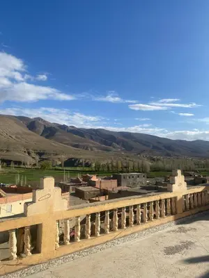 a view of a town with mountains in the background at Maison d'hôtes Moussem des fiançailles in Imilchil