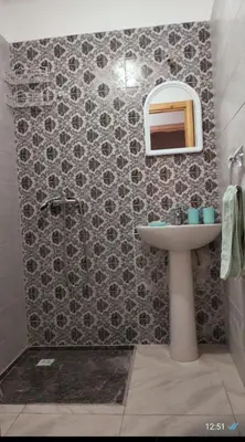 a bathroom with a sink and a mirror at Appartement la perle in Fès
