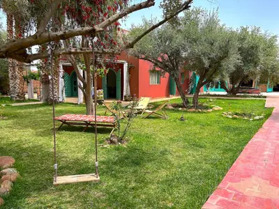 a swing in a yard next to a house at Palais Julia in Chouiter